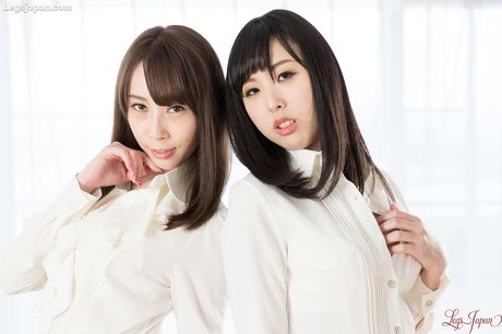 Asian teens Kisaki Aya & Yokoyama Natsuki have a foot fetish 3some